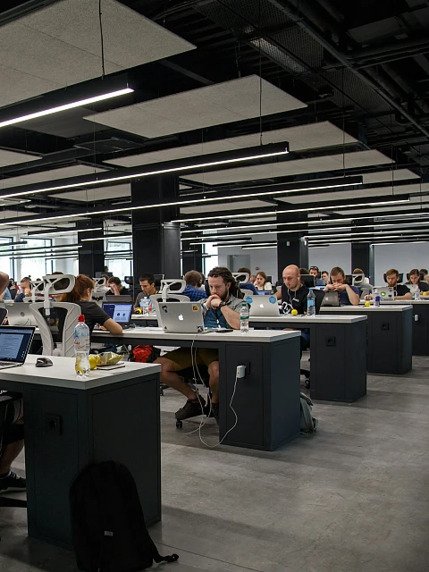 Grupo de gente  trabajando con sus ordenadores