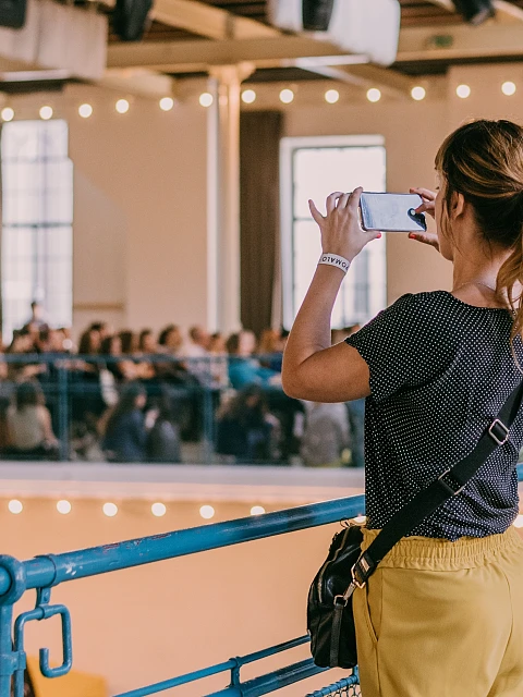 Mujer haciendo foto en un evento